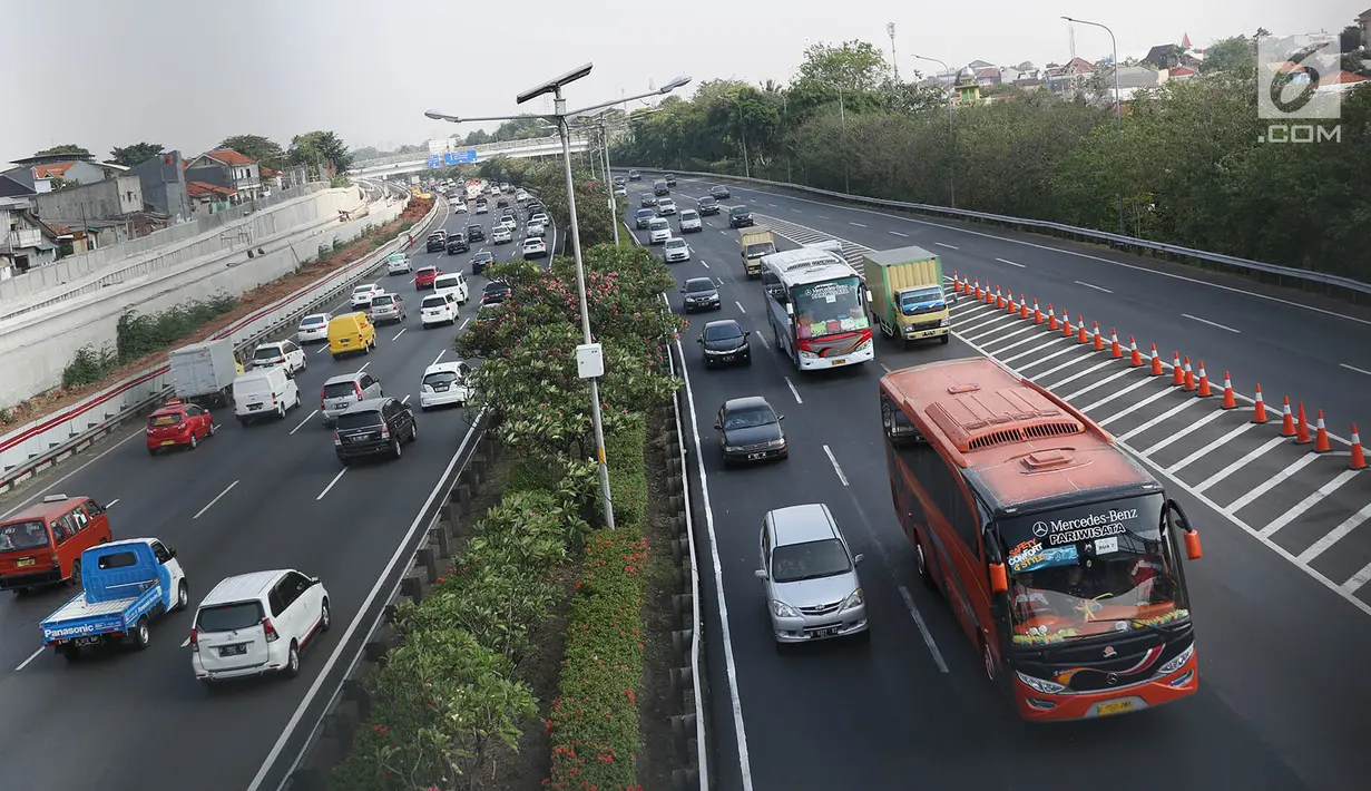 Sejumlah kendaraan melaju melintasi ruas Tol Jakarta-Bogor-Ciawi (Jagorawi) di Jakarta, Kamis (7/9). Mulai 8 September, tarif jauh-dekat di ruas Tol tersebut diberlakukan sama untuk golongan satu menjadi Rp 6.500. (Liputan6.com/Immanuel Antonius)