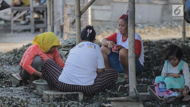 Potret Anak Pengupas Kerang yang Menemani Ibunya Bekerja