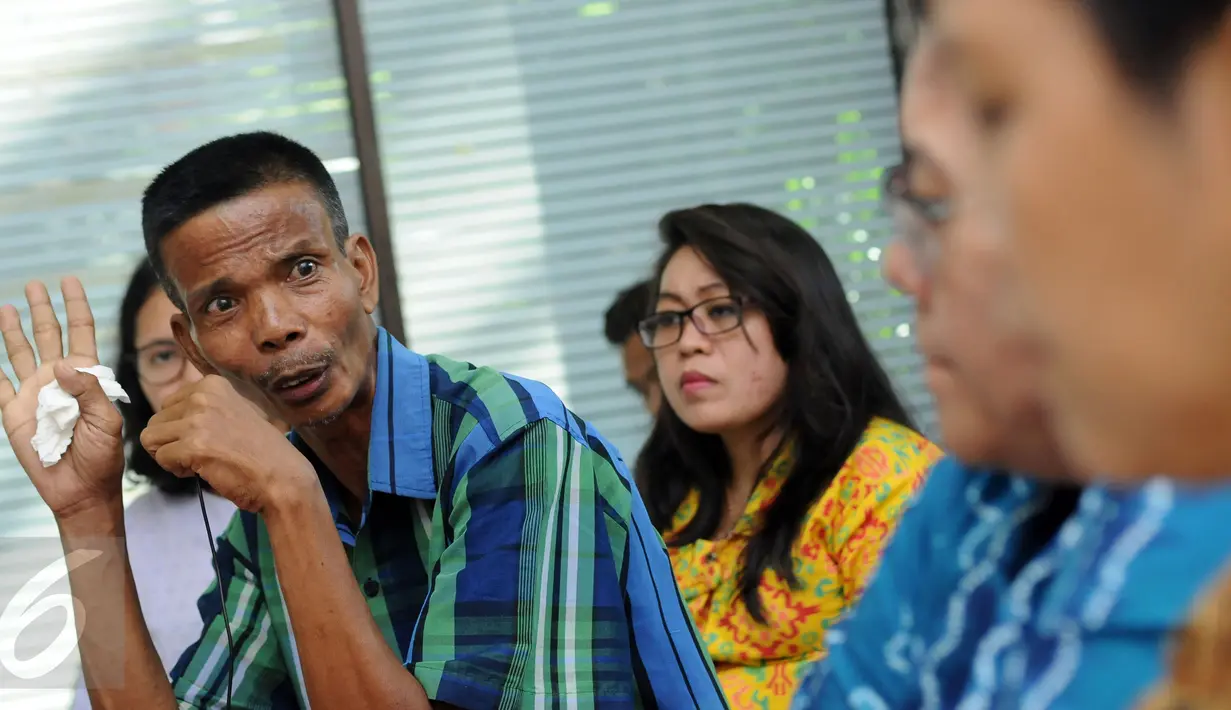 Petani mandiri, Entong saat menceritakan pengalaman kekerasan yang dialaminya di gedung LBH Jakarta, Rabu (8/6/2016). Kekerasan terjadi saat terjadinya gelombang pengusiran eks gafatar awal 2016 lalu. (Liputan6.com/Helmi Fithriansyah)