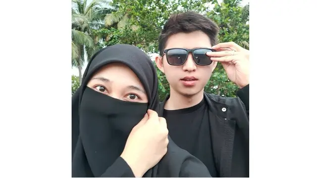 6 Potret Manis Kebersamaan Ustaz Dennis Lim dan Istri yang Bikin Iri Netizen