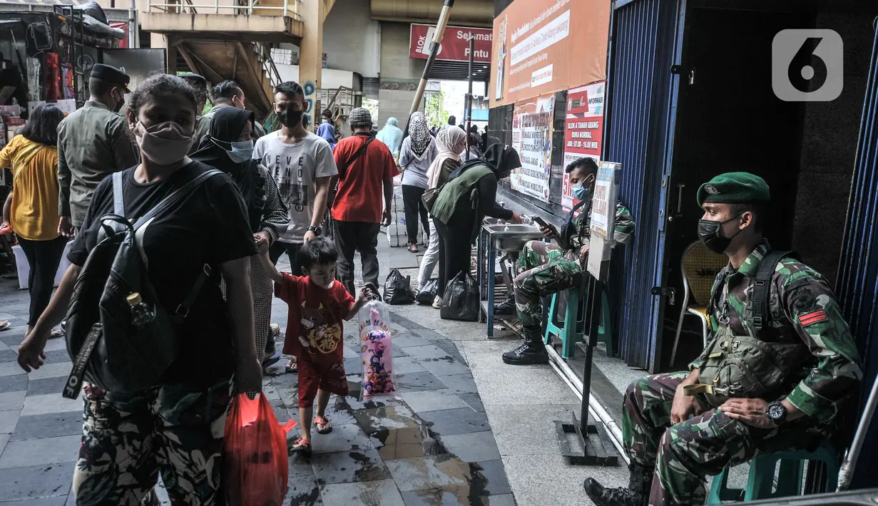 Anggota TNI berjaga di salah satu pintu masuk Blok B Pasar Tanah Abang, Jakarta, Minggu (2/5/2021). Petugas gabungan TNI, Polri, dan Satpol PP memperketat penjagaan di tiap pintu masuk Blok A dan B Pusat Grosir Tanah Abang guna mencegah kerumunan pengunjung. (merdeka.com/Iqbal S Nugroho)