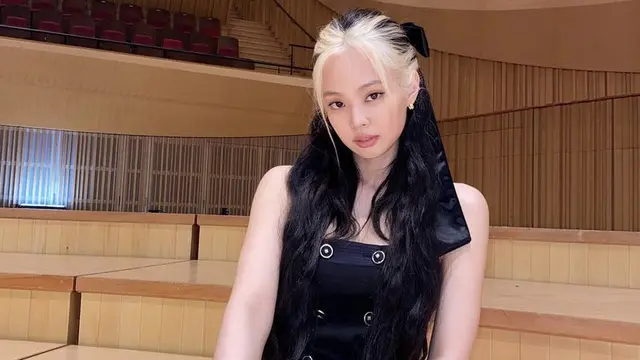 Selebritis Tampak Fresh dengan Rambut Blonde