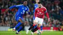 Pemain Manchester United, Bruno Fernandes berusaha melewati pemain Leicester City, Boubakary Soumare, pada pertandingan babak 16 besar Carabao Cup di Stadion Old Trafford, Kamis (31/10/2024). (AP Photo/Dave Thompson)