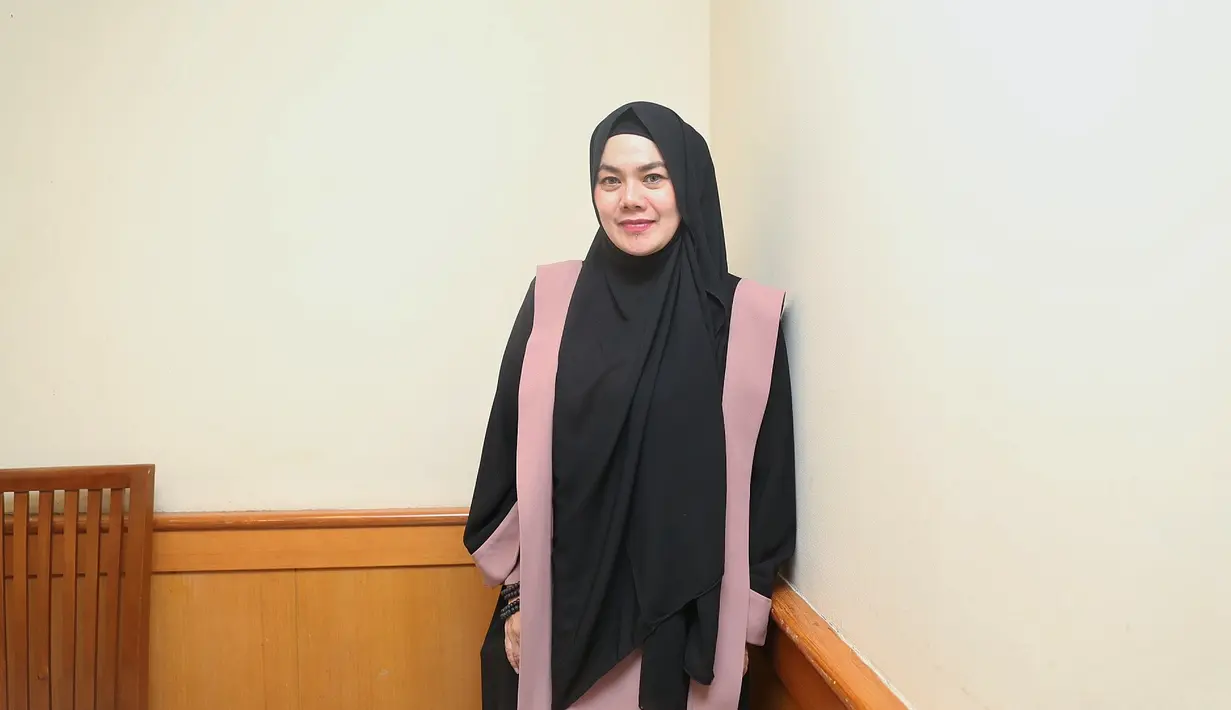 "Saya sudah sepakat sama beliau, untuk akhiri kisah cinta kami. Sekarang sudah sepakat, tinggal nyusun bahasa, terus ke pengadilan. Rencananya Senin karena ini sudah Kamis, besok Jumat (mepet)," kata Sarita, Kamis (12/4). (Nurwahyunan/Bintang.com)
