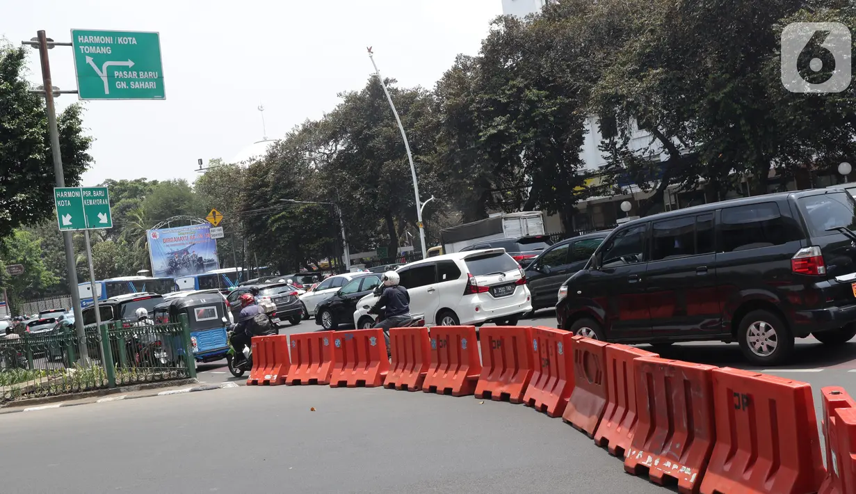 Deretan pembatas menutup arus lalu lintas menuju Jalan Medan Merdeka Utara, Jakarta, Senin (14/10/2019). Menurut petugas jaga, penutupan ini antisipasi aksi unjuk rasa yang rencananya akan dilakukan di sekitar depan Istana Negara. (Liputan6.com/Helmi Fithriansyah)