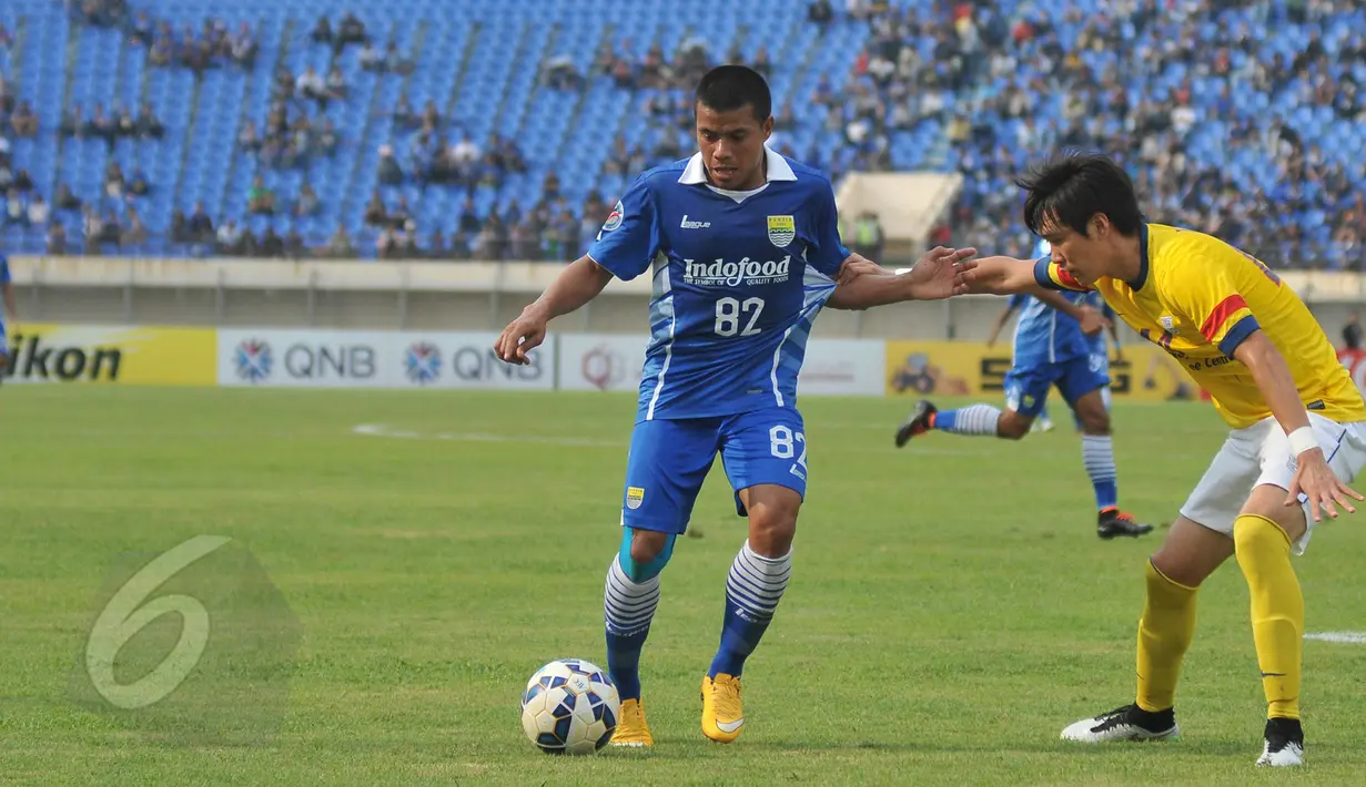 Tantan (kiri) berusaha mengontrol bola saat berlaga di Stadion Si Jalak Harupat, Bandung, Rabu (27/5/2015). Persib kalah 0-2 dari Kitchee SC dan tersingkir dari 16 besar AFC Cup 2015. (Liputan6.com/Herman Zakharia)