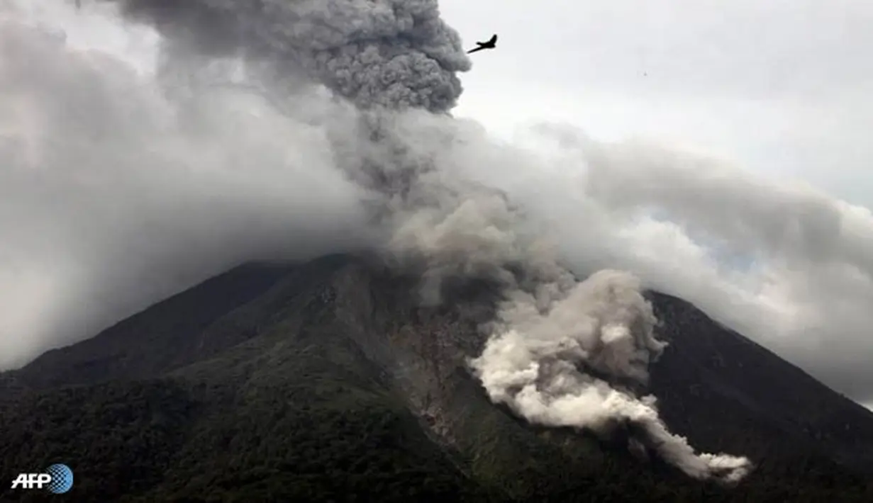 Gumpalan asap dan lelehan lahar dari Gunung Sinabung menjalar. Warga Karo, Sumatra Utara, Siaga III. (AFP/Karishma Tarigan/wwn)