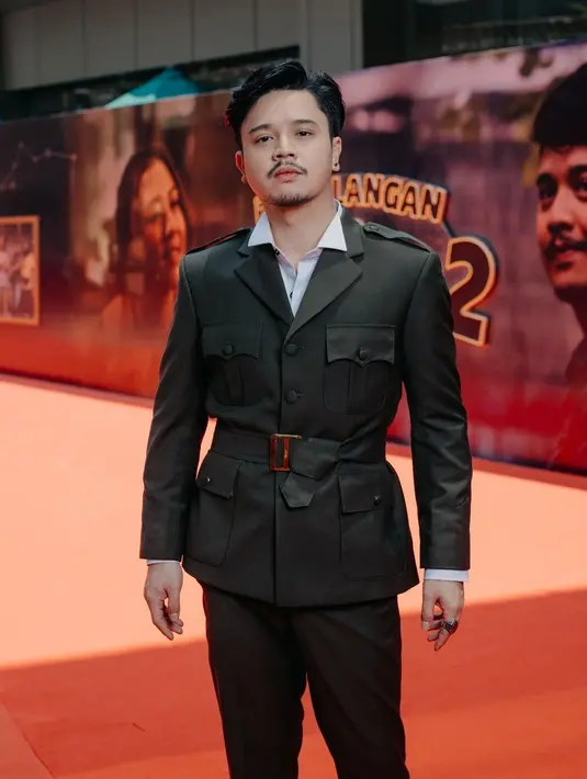 Sementara Derby Romero kenakan setelan jam safari dengan kemeja putih [@filmpetualangansherina]