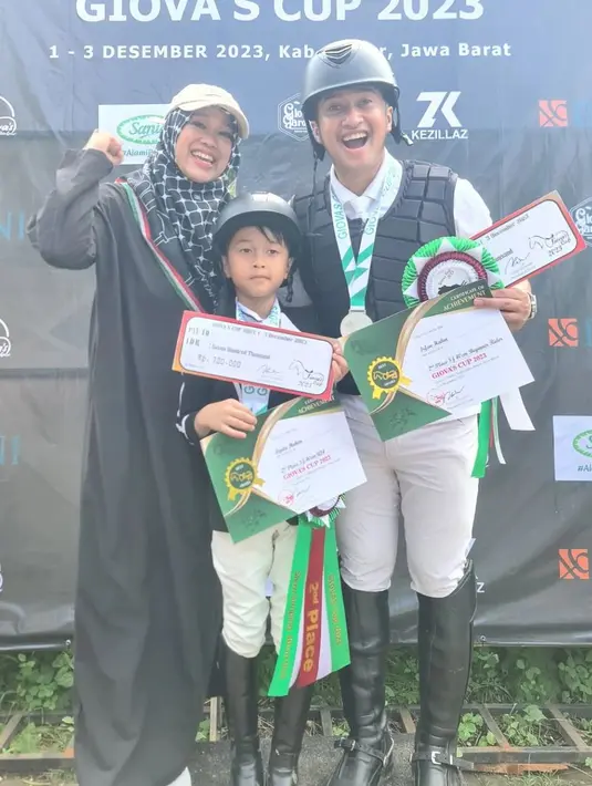 <p>Tidak hanya Djalu, tapi juga Irfan Hakim yang berhasil naik podium. Potret bahagia Irfan dan istri Della Sabrina saat mendampingi putrnya mengikuti kejuaraan berkuda Giovas Cup 2023 yang digelar pada 1-3 Desember 2023 di Sentul, Bogor, Jawa Barat. [Instagram/irfanhakim75]</p>