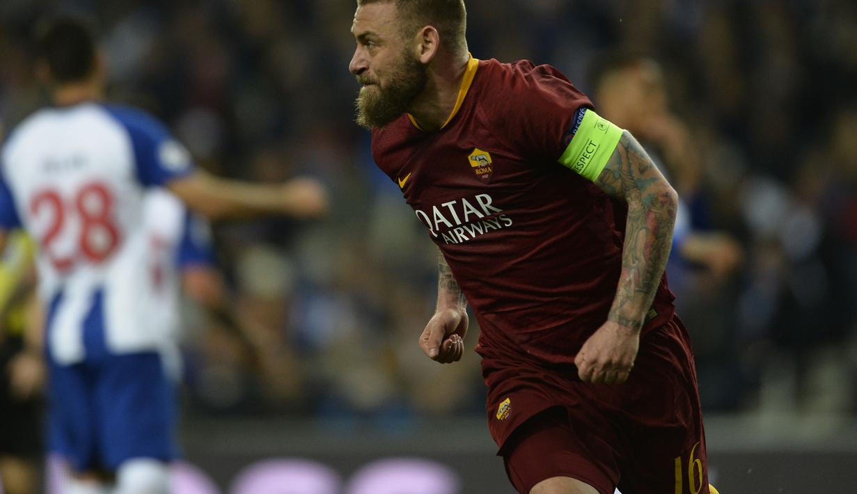 Selebrasi gol Danielle De Rossi lewat tendangan penalti pada leg kedua, babak 16 Liga Champions yang berlangsung di Stadion Do Dragao, Porto, Kamis (7/3). AS Roma kalah 1-3 kontra Porto (AFP/Miguel Riopa)