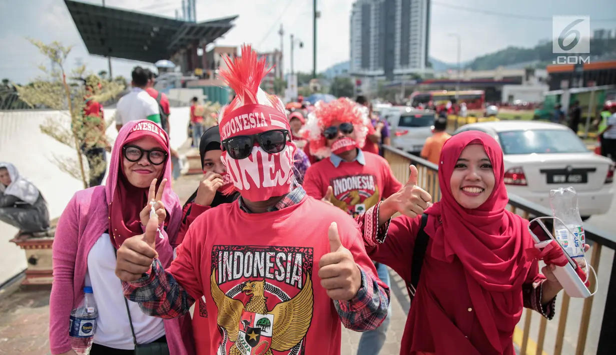 Suporter Garuda Muda berpose sebelum memasuki Stadion Selayang, Selangor untuk mendukung Timnas Indonesia U-22 pada laga melawan Timor Leste, Minggu (20/8). Indonesia melakoni laga ketiga dalam lanjutan grup B SEA Games 2017. (Liputan6.com/Faizal Fanani)
