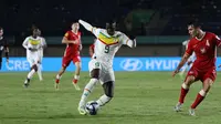 Pemain Timnas Senegal U-17, Omar Sall menguasai bola dibayangi pemain Timnas Polandia U-17, Igor Orlikowski pada laga kedua Grup D Piala Dunia U-17 2023 di Stadion Si Jalak Harupat, Kabupaten Bandung, Selasa (14/11/2023). (Bola.com/Ikhwan Yanuar)