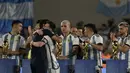 Pemain timnas Argentina, Lionel Messi, memeluk pelatih timnas Argentina, Lionel Scaloni, yang sukses mempersemabhkan trofi Piala Dunia 2022 dan juga dua trofi penting lainnya dalam waktu yang berdekatan. (AFP/Luis Robayo)