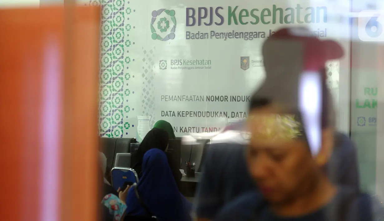 Warga mengurus iuran BPJS Kesehatan di Kantor BPJS Jalan Raya Pasar Minggu, Jakarta, Senin (4/11/2019). Perhimpunan Rumah Sakit Seluruh Indonesia memprediksi akan terjadi migrasi turun kelas peserta BPJS Kesehatan akibat kenaikan iuran 100 persen pada awal 2020. (merdeka.com/Arie Basuki)