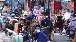 Calon penumpang menunggu jadwal keberangkatan bus di Terminal Tipe A Poris Plawad, Kota Tangerang, Banten, Jumat (21/5/2021). Terminal tersebut kembali beroperasi dan memberangkatkan bus antar kota antar provinsi (AKAP) setelah berakhirnya masa larangan mudik Lebaran. (Liputan6.com/Angga Yuniar)