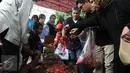 Penaburan bunga di makam Renita Sukardi di TPU Menteng Pulo, Jakarta, Senin (10/4). Renita Sukardi menghembuskan napas terakhirnya di usia 37 tahun. Ia meninggalkan seorang suami dan anak laki-laki. (Liputan6.com/Herman Zakharia)