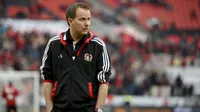 Pelatih Sascha Lewandowski meninggal dunia pada Rabu (8/6/2016). (AFP/Sascha Schuermann)