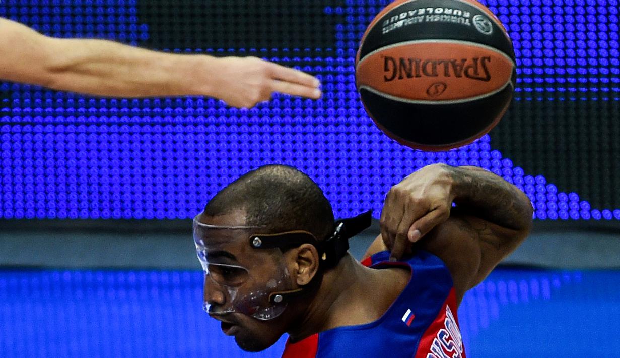 Pemain CSKA Moscow, Aaron Jackson, beraksi saat melawan FC Barcelona Lassa dalam lanjutan Grup F Top 16 Liga Eropa di Moscow, Rusia, (14/1/2016). (AFP/Kirill Kudryavtsev)