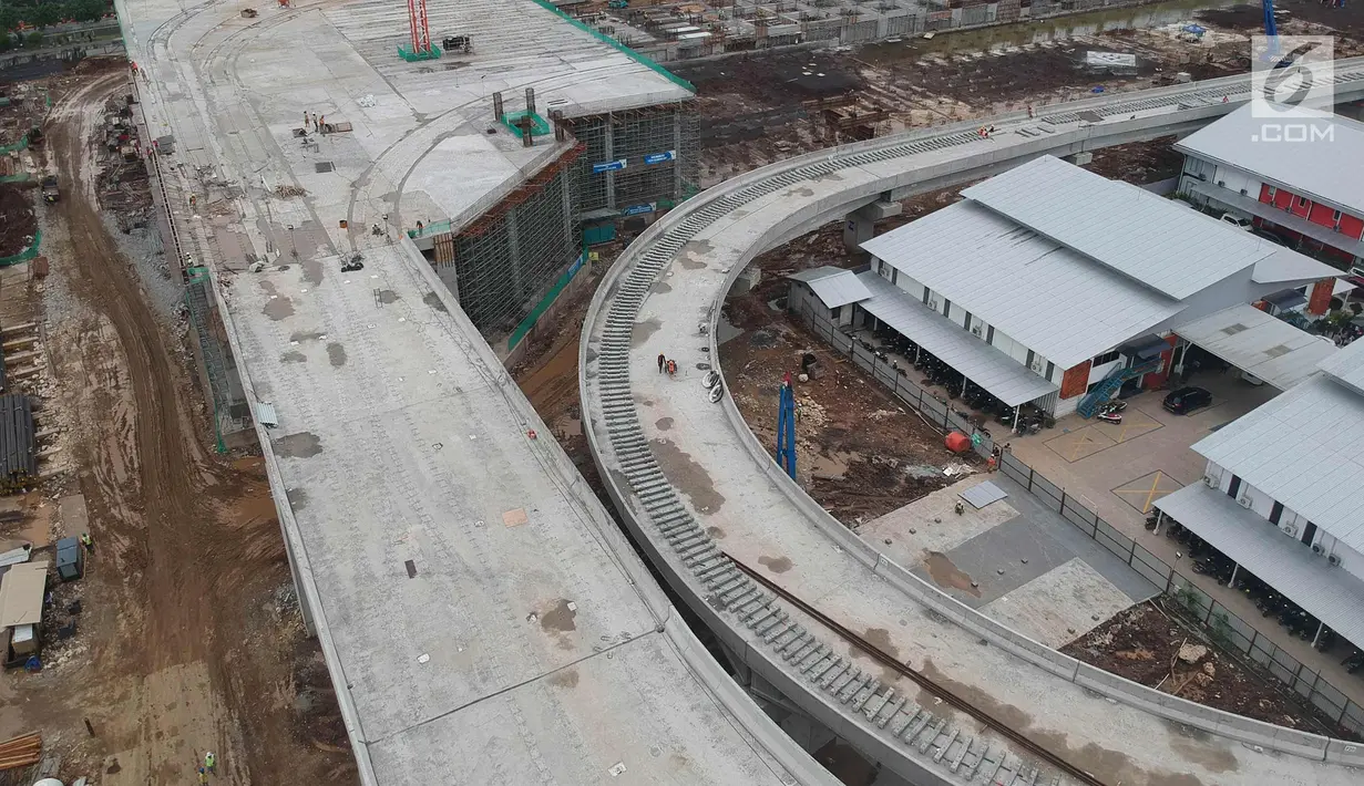 Pekerja menyelesaikan pembangunan Depo Light Rail Transit (LRT) di kawasan Kelapa Gading, Jakarta Utara, Kamis (25/1). Rencananya LRT akan mulai diuji coba pada Mei mendatang. (Liputan6.com/Arya Manggala)