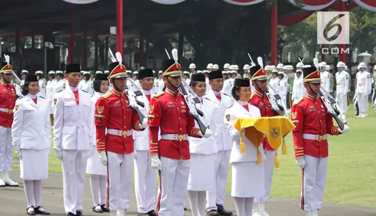 Tahun 2018, tugas pembawa baki saat pengibaran bendera pusaka HUT ke-73 RI diemban oleh Paskibraka putri perwakilan dari Jawa Barat, Tarrisa Maharani Dewi. (M. Fajri Erdyansyah/Liputan6.com)