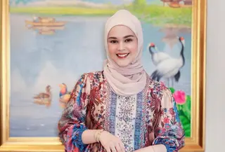 Saat merayakan Imlek, Cut Meyriska mengenakan baju tunik dengan motif warna merah, biru, dan coklat. Dipadukan kerudung coklat muda dan celananya. [@cutratumeyriska]