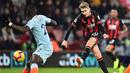 Tendangan berbuah gol yang dicetak David Brooks pada laga lanjutan Premier League yang berlangsung di stadion Dean Court, Bournemouth, Kamis (31/1). Bournemouth menang 4-0 atas Chelsea. (AFP/Glyn Kirk)