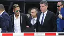 Penyerang Brasil, Neymar (kiri) tiba di pengadilan nasional Spanyol di Madrid (2/2). Neymar dipanggil untuk memberikan bukti atas transfer dirinya dari Santos ke Barcelona pada tahun 2013. (AFP/curto DE LA TORRE)