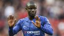 N'Golo Kante (Chelsea) -  Keberadaan pemain 30 tahun ini bisa dibilang nyawa di lini tengah Chelsea. Selalu tampil penuh totalitas membuat pelatih Chelsea, Thomas Tuchel, merasa sangat gembira sejak awal kedatangannya di Stamford Bridge. (AFP/Oli Scarff)