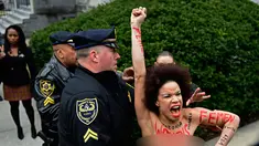 Pengunjuk rasa wanita mendatangi sidang kekerasan seksual komedian Bill Cosby di Gedung Pengadilan Montgomery, Pennsylvania, Amerika Serikat, Senin (9/4). Wanita itu ditahan karena tampil topless. (AP Photo/Corey Perrine)