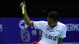 Pebulutangkis Indonesia, Tommy Sugiarto, tampak kecewa kalah dari pebulutangkis Denmark, Viktor Axelsen, pada final Piala Thomas. Tommy kalah 17-21, 18-21 dari Axelsen. (AFP/Johannes Eisele)