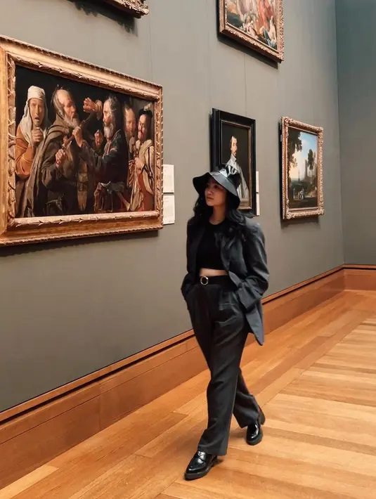 <p>Serba hitam saat berkunjung ke museum juga cocok lho. Tampil 'kebesaran' dengan blazer, loose pants, bucket hat, dan crop top membuat tampilan jadi keren. [Instagram/febbyrastanty] Penulis: Mufiidaanaiilaa Alifah S.</p>