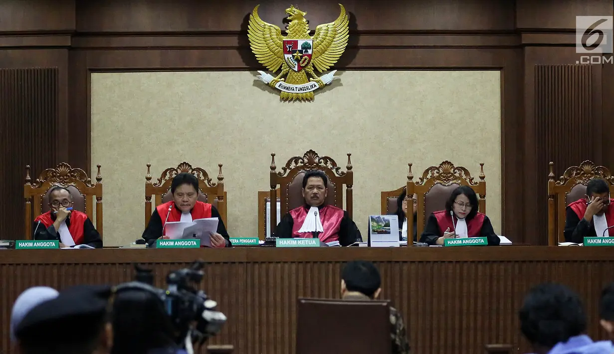 Majelis Hakim membacakan putusan sela dalam kasus korupsi E-KTP dengan terdakwa Setya Novanto di Pengadilan Tipikor, Jakarta, Kamis (4/1). Majelis Hakim menolak nota keberatan atau eksepsi Setya Novanto atas surat dakwaan KPK. (Liputan6.com/Johan Tallo)