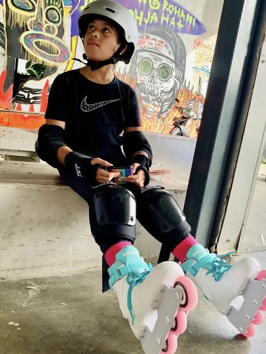 <p>Ia pun nampak memiliki hobi berolahraga sepatu roda. Terlihat dari unggahan Vino, Jizzy mengenakan sepatu roda putih dengan outfit tshirt hitamnya.&nbsp;&nbsp;@vinogbastian__</p>