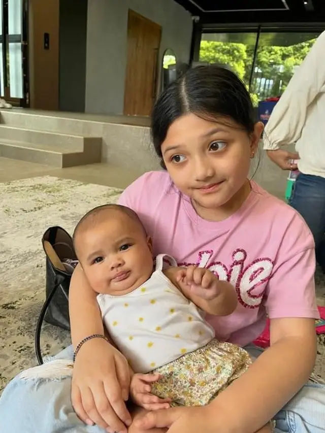 6 Potret Arsy Hermansyah Momong Ameena dan Azura, Jadi 'Onty' Kesayangan