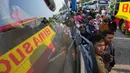 Kepala Terminal Kalideres, Nur Prasetyo, menjelaskan bahwa puncak arus mudik mulai terasa sejak Selasa 17 Maret 2026 siang dan terus berlanjut hingga Rabu 17 Maret 2026 pagi. Tampak dalam foto, orang-orang menunggu bus yang akan mengangkut mereka menuju kampung halaman menjelang libur Idul Fitri 1447 Hijriah sekaligus menandai berakhirnya bulan suci puasa Ramadan, di terminal Terminal Kalideres, Jakarta, Rabu 18 Maret 2026. (AP Photo/Dita Alangkara)