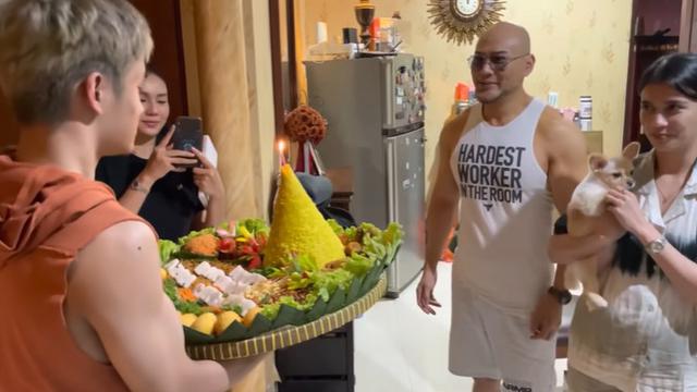 7 Momen Kejutan Ulang Tahun Azka Corbuzier, Ada Tumpeng dan Dihadiri Kalina Ocktaranny