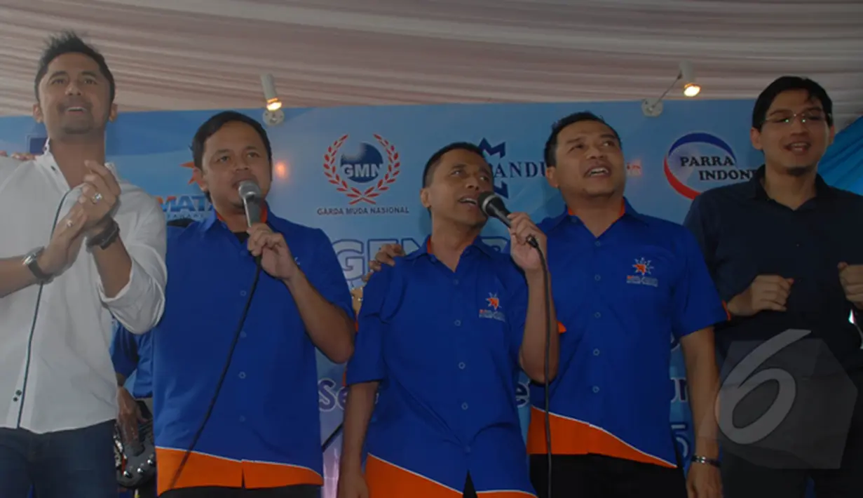 Bima Arya (kedua dari kiri bersama Anang Hermansyah (kedua dari kanan) bernyanyi saat acara delakrasi dukungan terhadap calon Ketua Umum PAN 2015 - 2020 di jakarta, sabtu (14/2/2015). (Liputan6.com/Herman Zakharia)