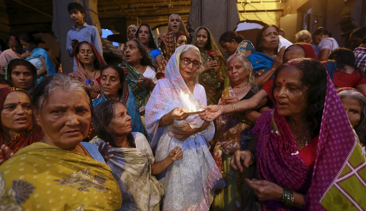 Sejumlah ibu berdoa saat mengikuti Festival Pitcher atau disebut "Kumbh Mela" di Nashik, , India, (28/8/2015). Ratusan ribu umat Hindu mengambil bagian dalam perayaan keagamaan yang diadakan setiap 12 tahun sekali. (REUTERS/Danish Siddiqui)