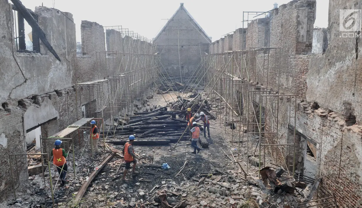 Pekerja menyelesaikan proyek Konservasi Museum Bahari di Penjaringan, Jakarta, Kamis (25/7/2019). Pemprov DKI melakukan konservasi Museum Bahari dengan anggaran Rp43 miliar ditargetkan selesai pada Desember 2019. (merdeka.com/Iqbal S Nugroho)