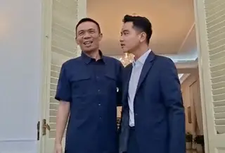 Rismon Sianipar dipeluk Wapres Gibran Rakabuming Raka (merdeka.com/Nur Habibie)