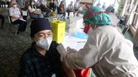 Petugas medis yang bertugas sebagai vaksinator memvaksin tenaga kesehatan (Nakes) Siloam Hospitals, Tangerang, Rabu (11/8/2021). Vaksin Moderna dosis ketiga yang diterima nakes bertujuan untuk mencegah penularan Covid-19 sebagai garda depan dalam penanganan pandemi. (Liputan6.com/HO/Firdi)