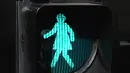 Lampu lalulintas bertanda perempuan menyala saat peringatan hari perempuan Internasional di Swanston Street dekat Stasiun Flinders Street, Melbourne, Australia, Rabu (8/3). Hal ini terkait peringatan Hari Perempuan Internasional. (AFP Photo / Paul Crock)