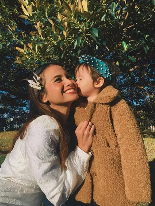 Romantisnya Bridgia saat mencium pipi sang bunda. (Liputan6.com/IG/septriasaacha)