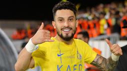 Al Nassr mendatangkan Alex Telles dari Manchester United pada 23 Juli 2023 dengan nilai transfer hanya 4,6 juta euro. Dikontrak selama dua tahun hingga 30 Juni 2025, ia mendapat bayaran senilai 7 juta poundsterling tiap tahunnya. (AFP/Abdullah Mahdi)