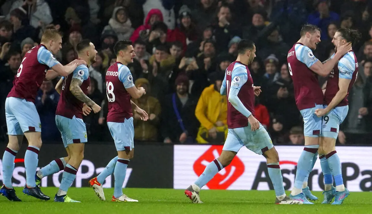Pemain Burnley Jay Rodriguez (kanan) merayakan dengan rekan setimnya usai mencetak gol ke gawang Manchester United pada pertandingan sepak bola Liga Inggris antara Burnley dan Manchester United di Turf Moor, Burnley, Inggris, 8 Februari 2022. Pertandingan berakhir imbang 1-1. (AP Photo/Jon Super)