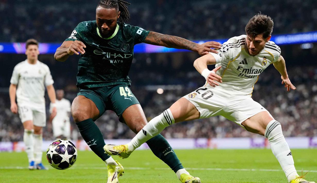 Bertanding di Santiago Bernabeu, Rabu 11 Maret 2026 waktu setempat atau Kamis 12 Maret 2026 dini hari WIB, kedua tim bermain cukup intens. Tampak dalam foto, pemain Manchester City, Antoine Semenyo (kiri) berebut bola dengan Fran Garcia (Real Madrid) saat pertandingan leg pertama babak 16 besar Liga Champions 2025/2026 di stadion Santiago Bernabeu, Rabu 11 Maret 2026 waktu setempat atau Kamis 12 Maret 2026 dini hari WIB. (AP Photo/Jose Breton)
