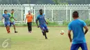 Pemain PBFC berlari berebut bola saat latihan terbuka di lapangan atletik Stadion Pakansari, Kab Bogor, Jumat (10/3). PBFC akan melakoni laga final Piala Presiden 2017 melawan Arema FC pada Minggu (12/3). (Liputan6.com/Helmi Fithriansyah)