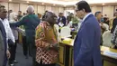 Menteri Hak Asasi Manusia (HAM) Natalius Pigai (tengah) berbincang dengan Politikus PDIP Yasonna Laoly sesaat sebelum mengikuti rapat kerja dengan Komisi XIII DPR di Kompleks Parlemen, Senayan, Jakarta, Kamis (31/10/2024). (merdeka.com/Arie Basuki)