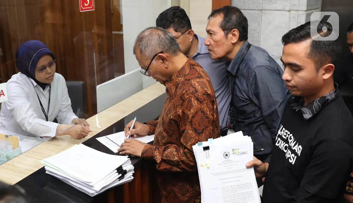 Tiga pimpinan KPK periode 2015–2019, Agus Rahardjo, Laode M Syarif dan Saut Situmorang bersama Koalisi Masyarakat Sipil Antikorupsi mendaftarkan pengajuan judicial review UU Nomor 19 Tahun 2019 tentang KPK di Gedung Mahkamah Konstitusi, Jakarta, Rabu (20/11/2019). (Liputan6.com/Helmi Fithriansyah)