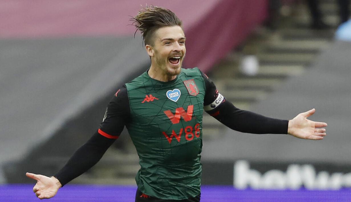 Pemain Aston Villa, Jack Grealish, melakukan selebrasi usai mencetak gol ke gawang West Ham United pada laga Premier League di Stadion London, Minggu (26/7/2020). Kedua tim bermain imbang 1-1. (Andy Rain/Pool via AP)